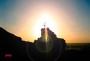 hombre atrapando el sol